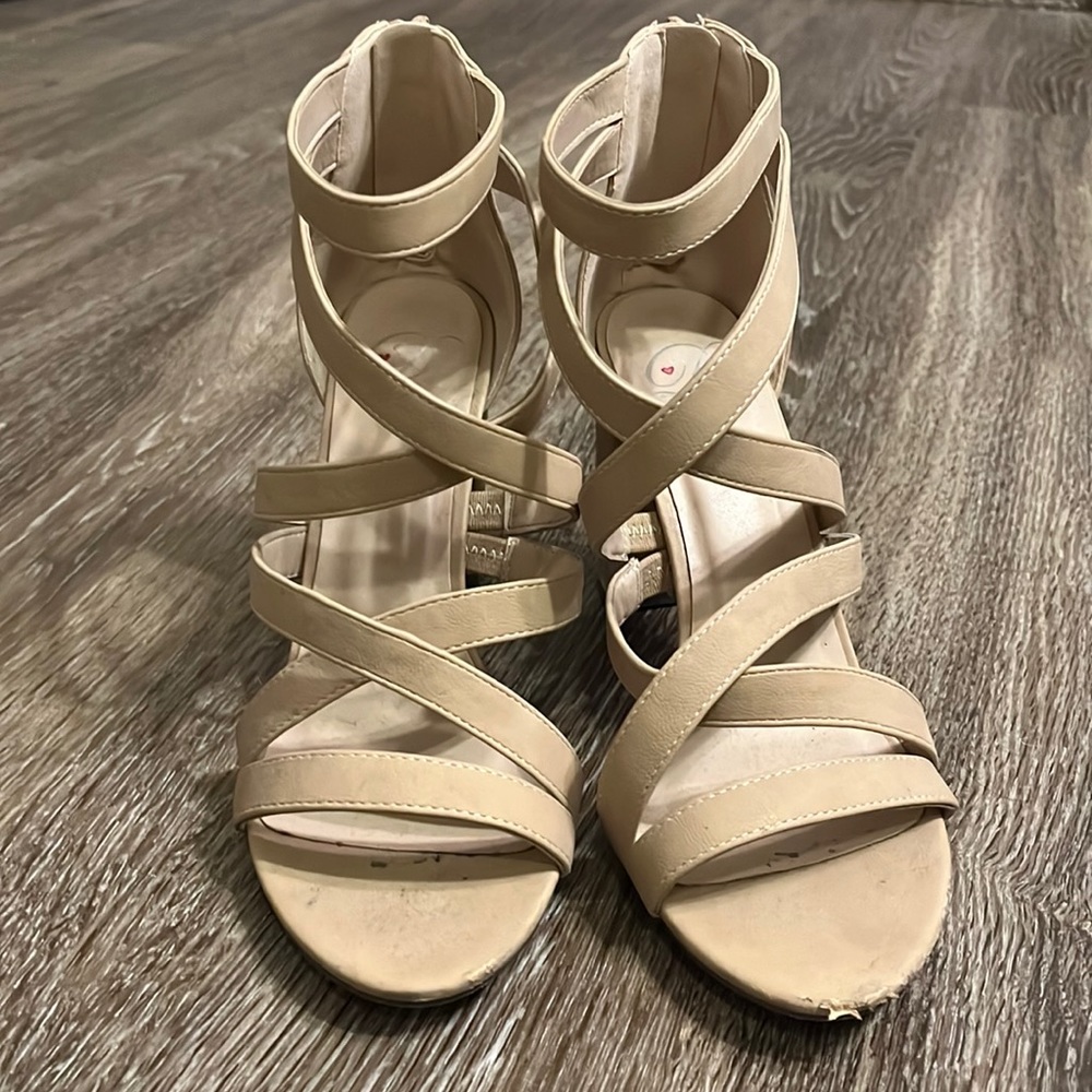 Nude pumps